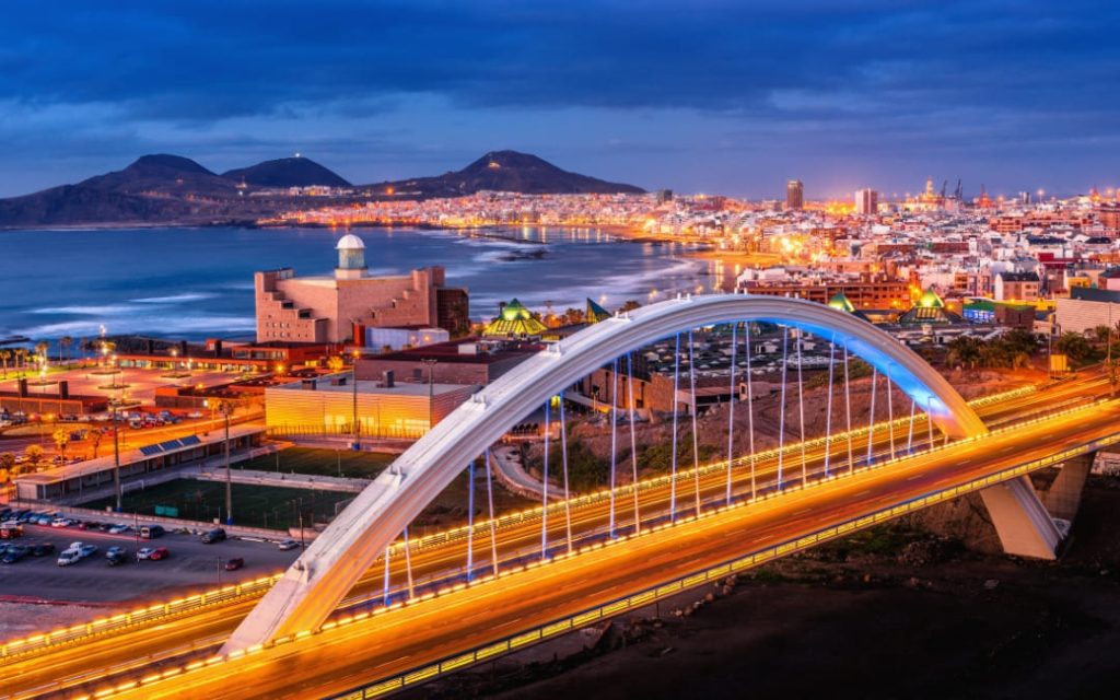 Nocna panorama Las Palmas de Gran Canaria z mostem Puente del Rincón