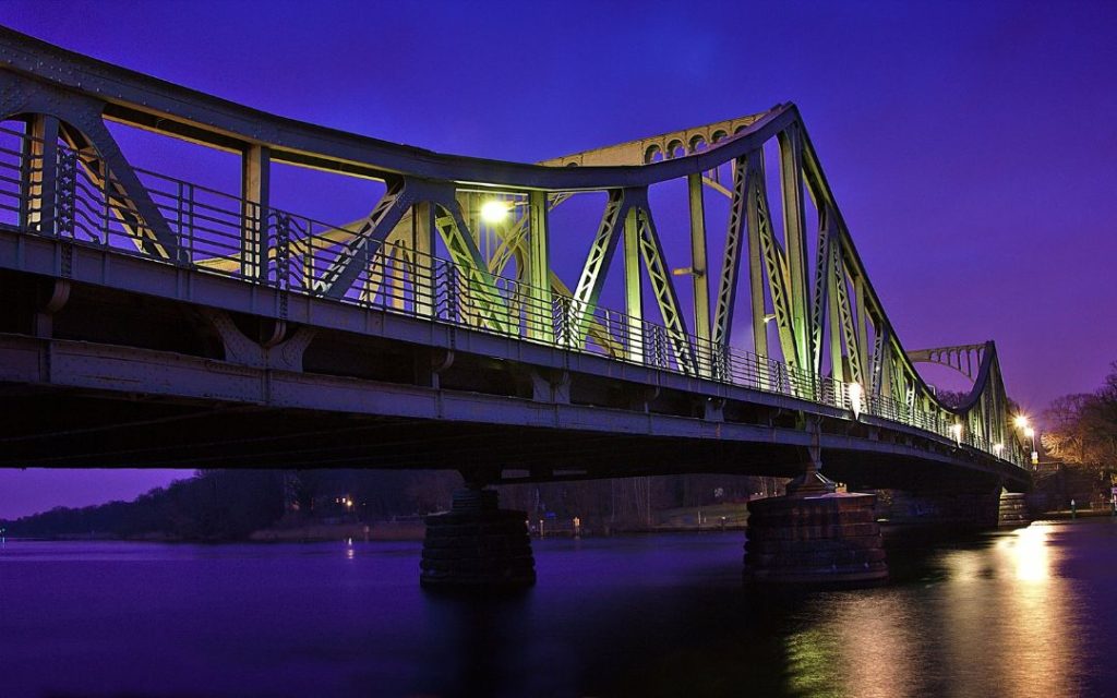 Nocny widok na Most Glienicke
