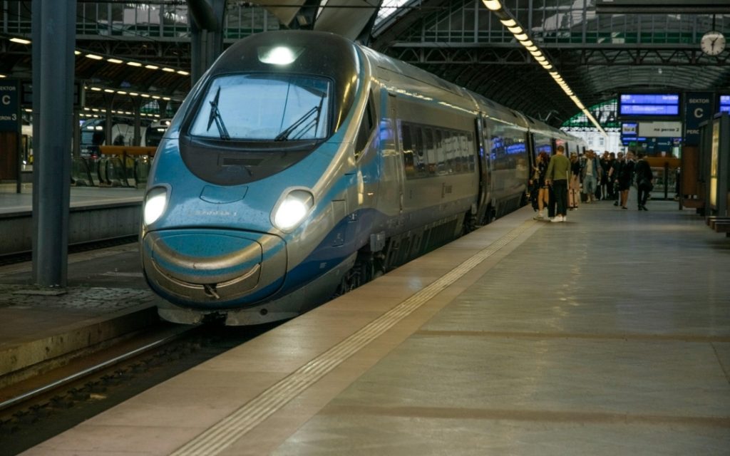 Nowoczesny pociąg pendolino na peronie dworca kolejowego