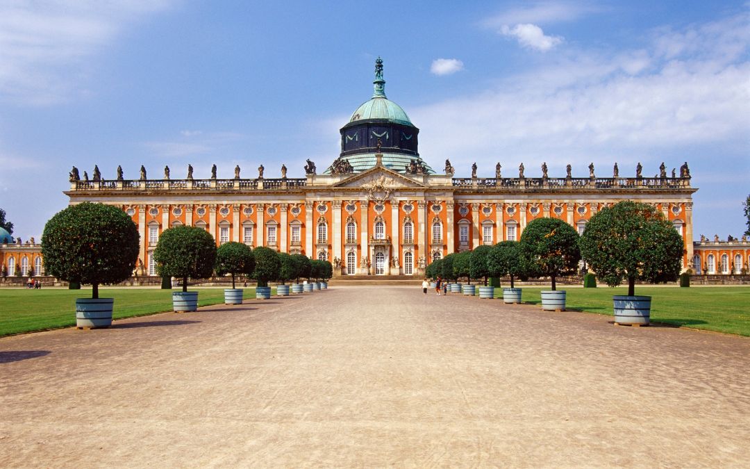 Nowy Pałac w Poczdamie z kopułą i aleją w Parku Sanssouci