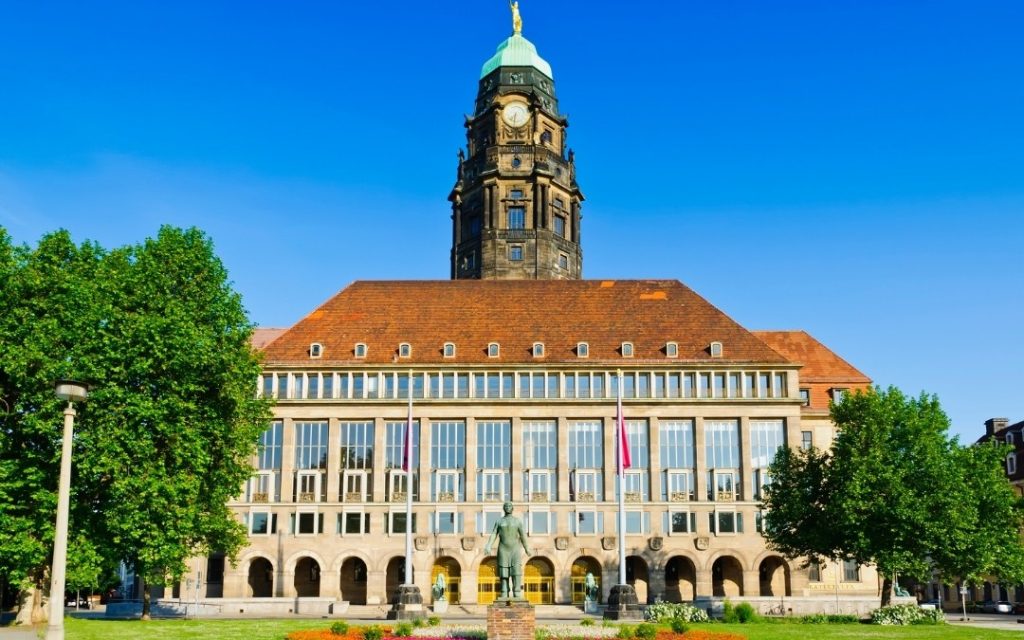 Nowy Ratusz w Dreźnie z wieżą zegarową i zielenią przed budynkiem