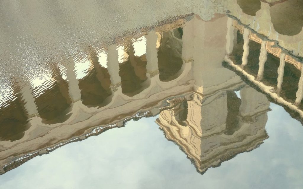 Odbicie kolumnady w wodzie w Parku Sanssouci w Poczdamie
