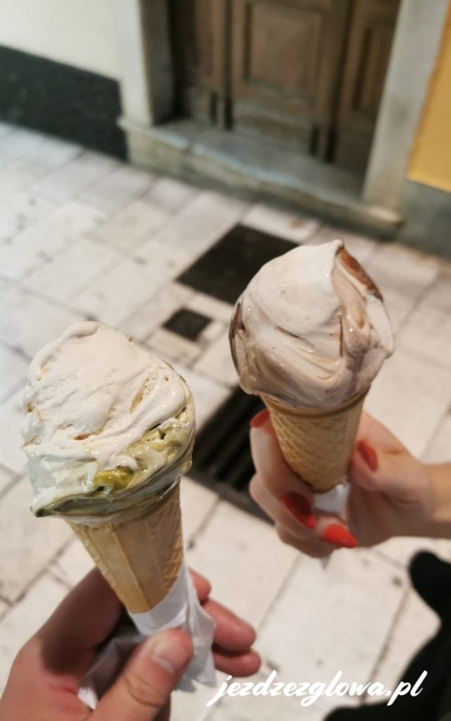 Lody w wafelkach kupione podczas spaceru po uliczkach starego miasta w Splicie.