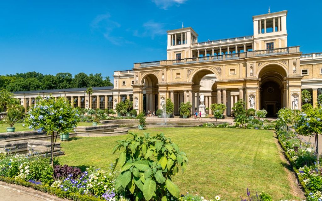 Pałac Oranżerii ogrodem i fontanną w Parku Sanssouci
