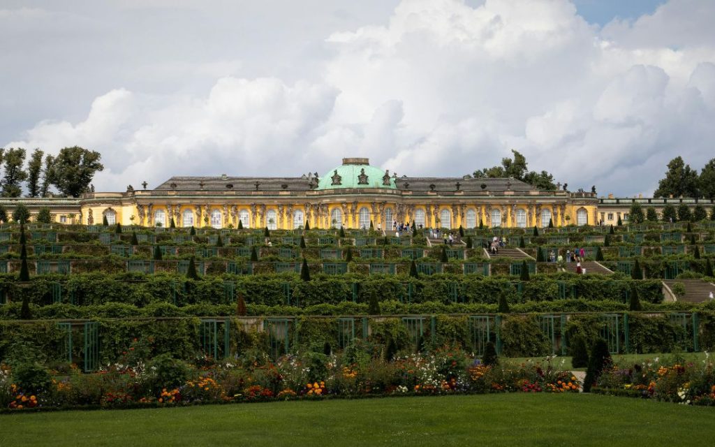 Pałac Sanssouci w Poczdamie widziany od strony ogrodów