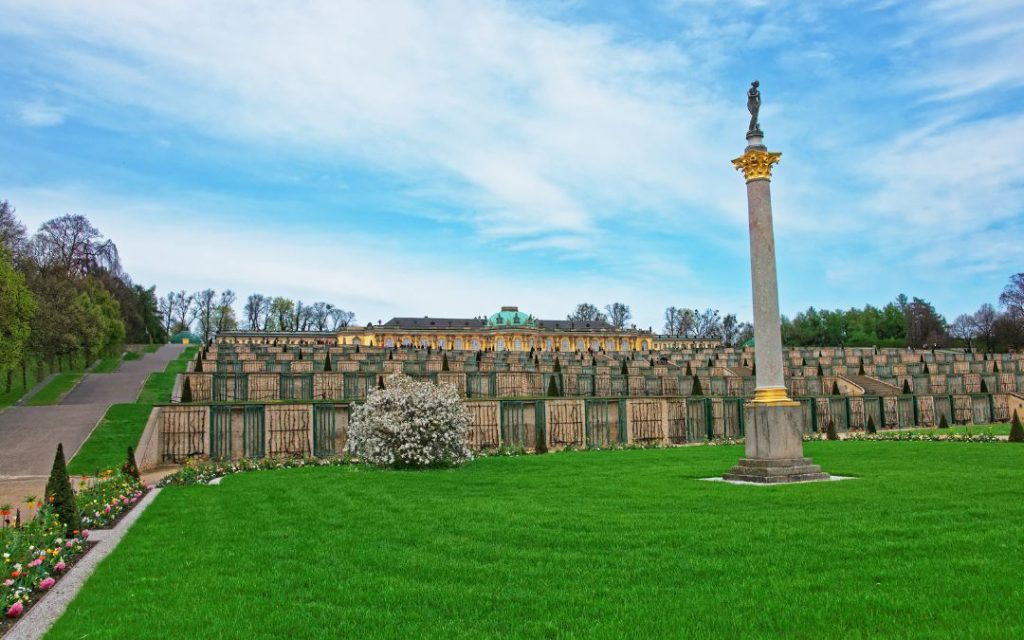 Pałac Sanssouci w Poczdamie widziany od strony ogrodów 
