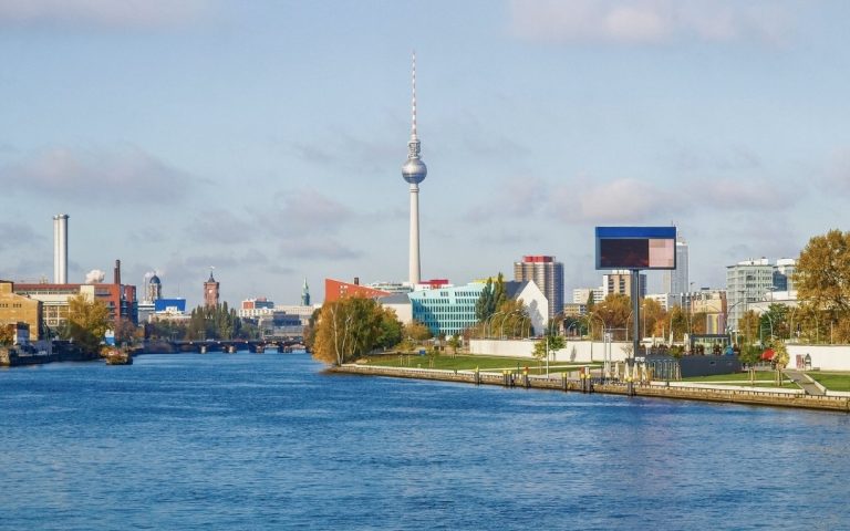 Panorama Berlina nad Sprewą z wieżą telewizyjną Fernsehturm, nowoczesnym nabrzeżem i miejską zabudową