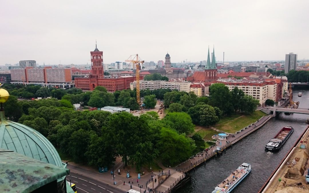 Panorama Berlina z Katedry Berlińskiej na Czerwony Ratusz i Sprewę