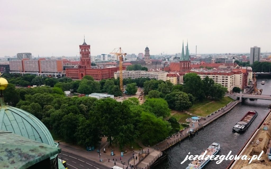 Panorama Berlina z Katedry Berlińskiej na Czerwony Ratusz i Sprewę