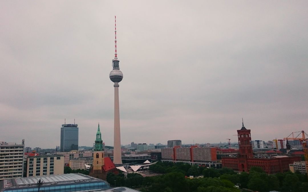 Panorama Berlina z wieżą Fernsehturm i Czerwonym Ratuszem