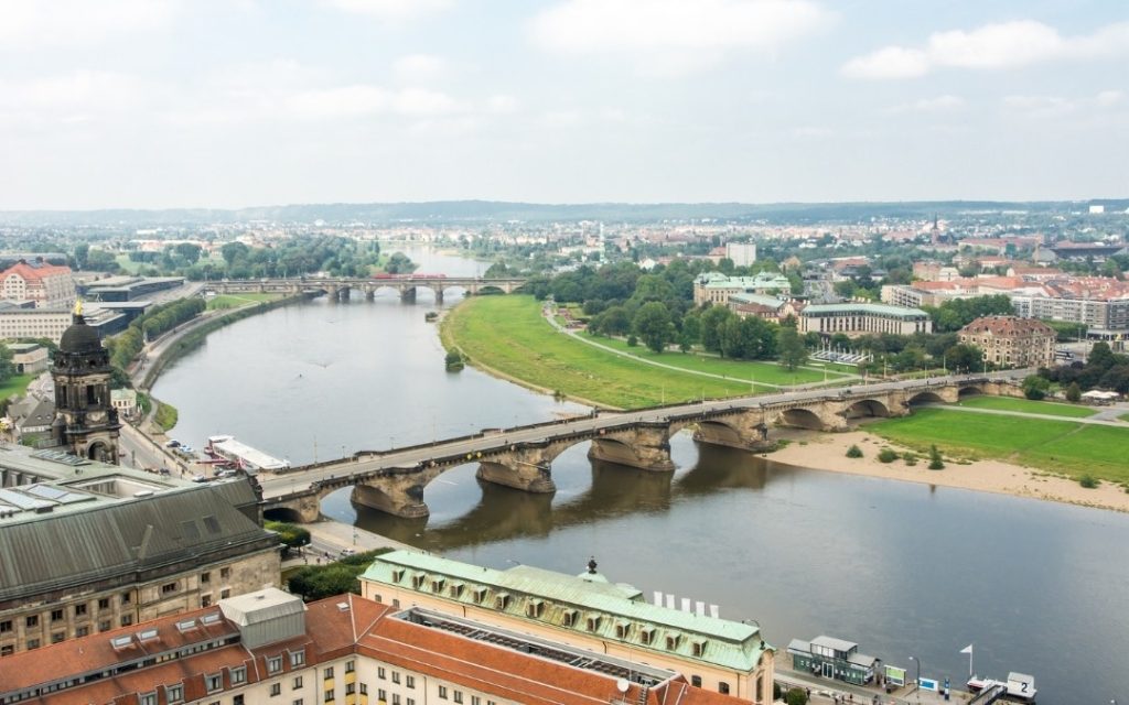 Panorama Drezna nad Łabą z mostem i zielonymi bulwarami