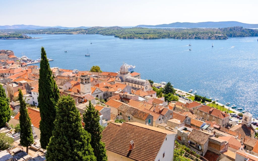 Panorama Šibenika z katedrą św. Jakuba, czerwonymi dachami starówki i widokiem na Adriatyk oraz okoliczne wyspy