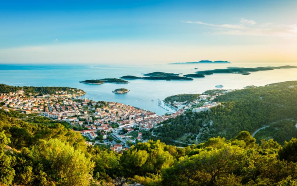 Panoramiczny widok na miasto Hvar i archipelag Wysp Paklińskich z punktu widokowego na wzgórzu ponad miastem