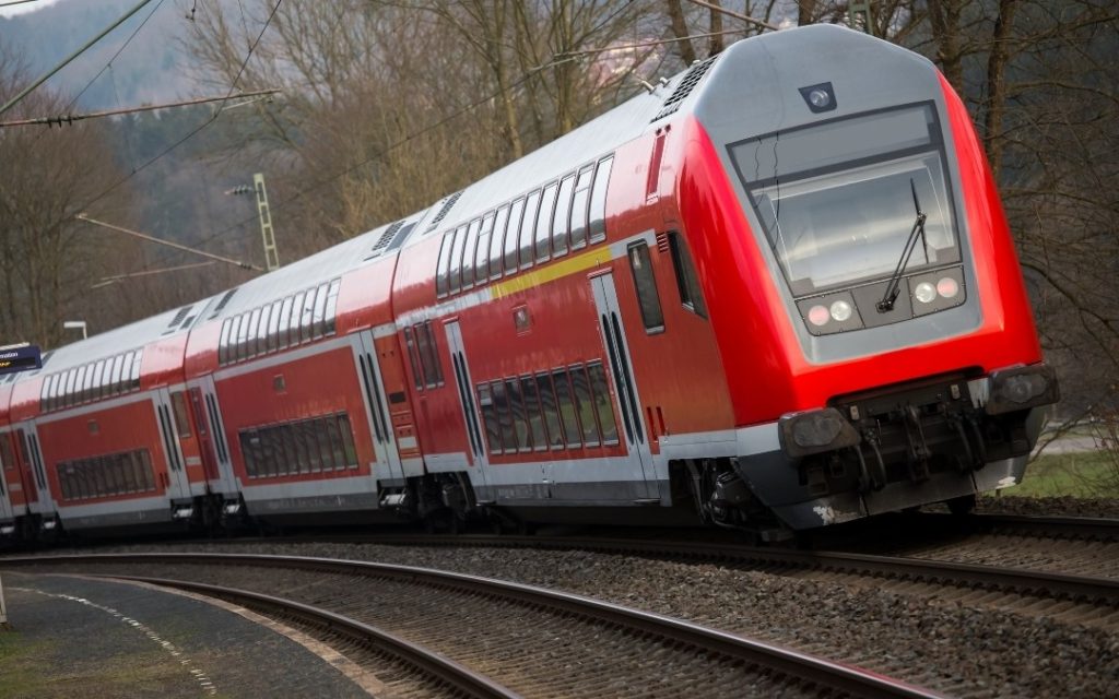 Piętrowy pociąg Deutsche Bahn na zakręcie trasy kolejowej