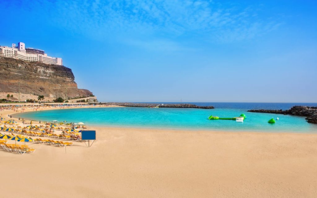 Playa de Amadores z turkusową wodą, leżakami i parasolami na Gran Canarii