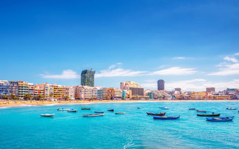Playa de Las Canteras w Las Palmas de Gran Canaria z łodziami na turkusowej wodzie