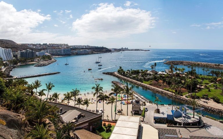 Plaża Anfi del Mar z turkusową wodą na Gran Canarii