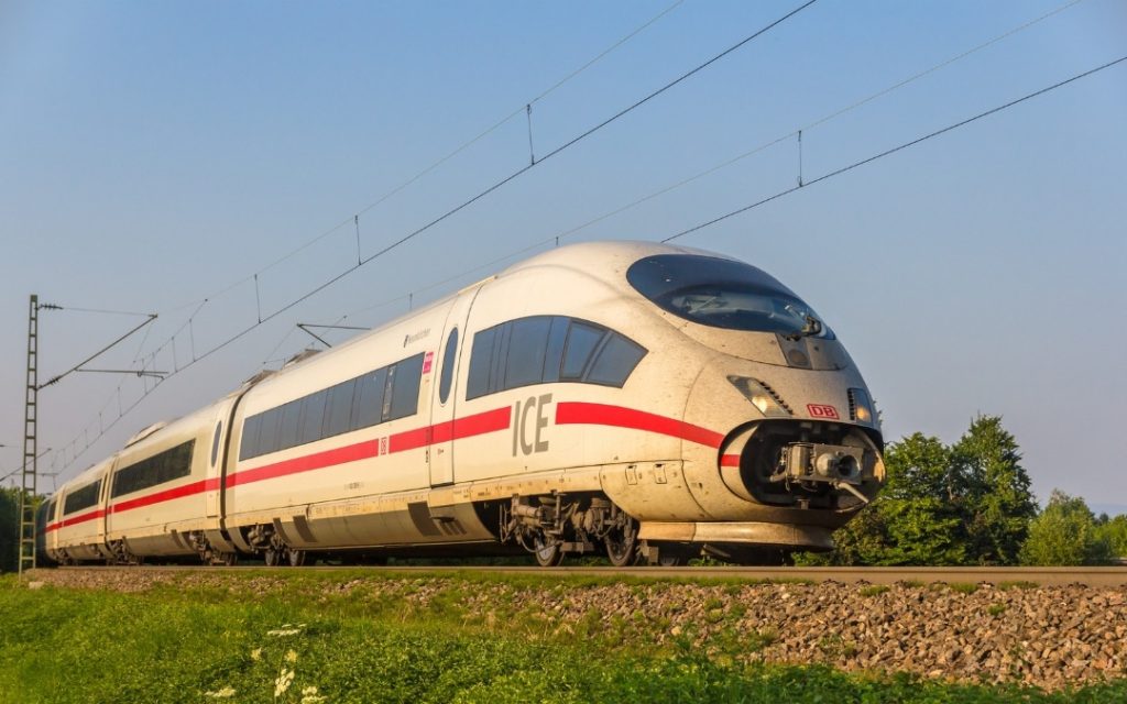 Pociąg ICE jadący po torach kolejowych w Niemczech