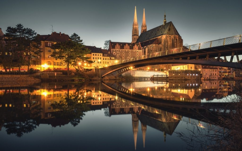 Podświetlone miasto z mostem, symbolem połączenia z Zgorzelcem