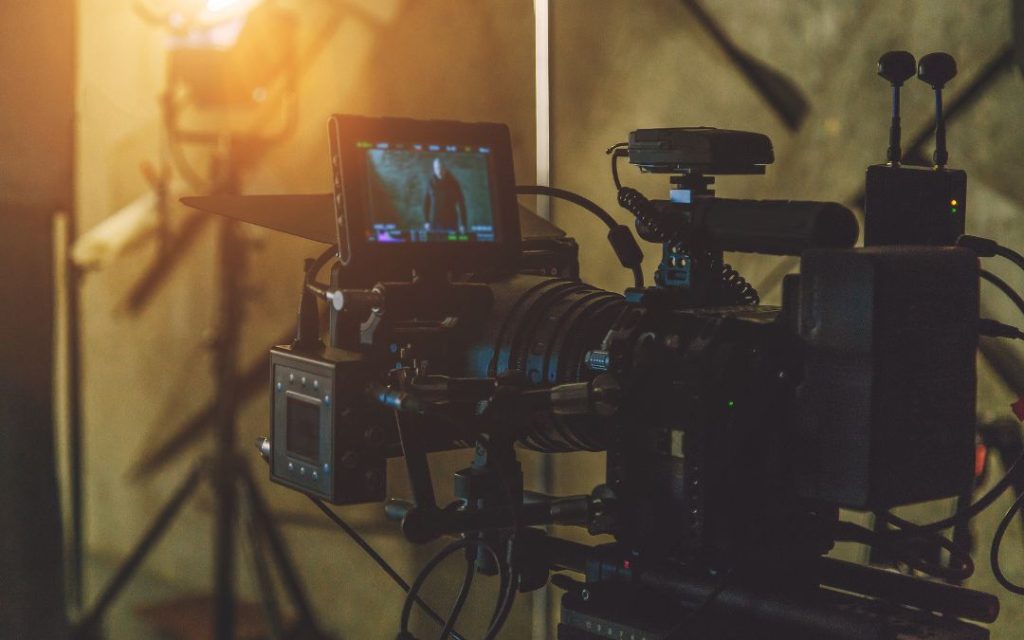Profesjonalna kamera filmowa na planie zdjęciowym z monitorem podglądowym
