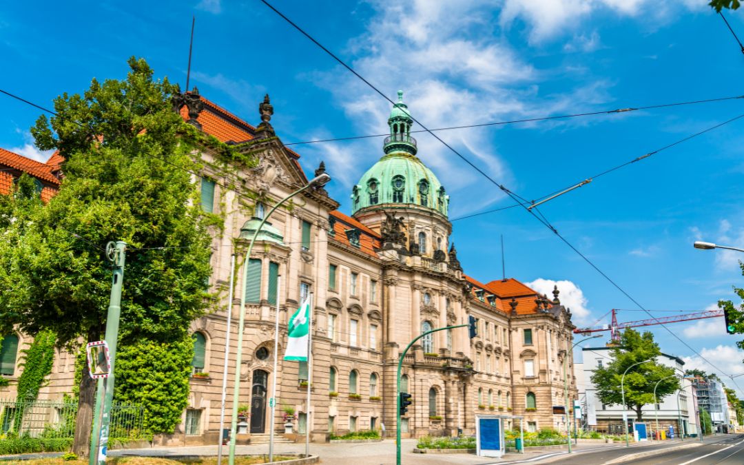 Ratusz w Poczdamie z  zabytkową fasadą i ulicą z liniami tramwajowymi