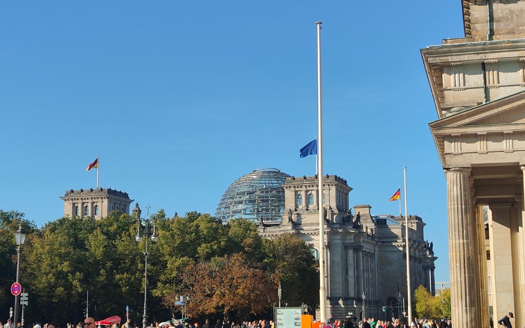 Reichstag w Berlinie widziany z okolic Bramy Brandenburskiej