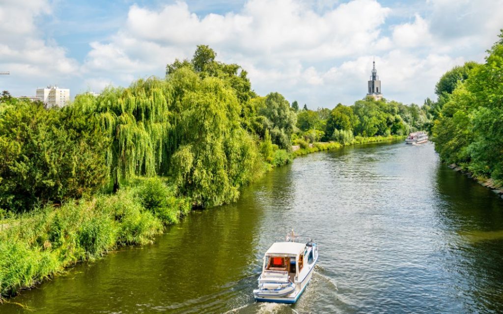 Rejs po Haweli w Poczdamie wśród drzew