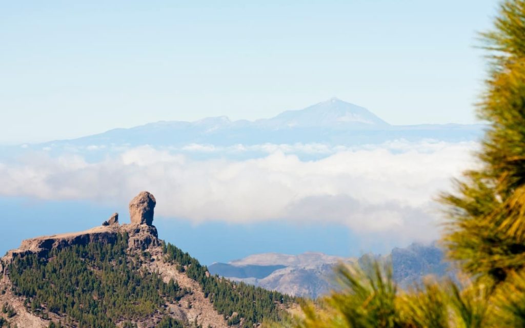 Roque Nublo z widokiem na Teide na Teneryfie z Gran Canarii
