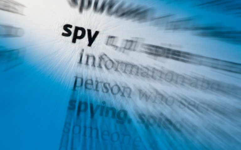 Rozmyte słowa związane ze szpiegowaniem i informacją, z wyraźnym napisem spy na niebieskim tle
