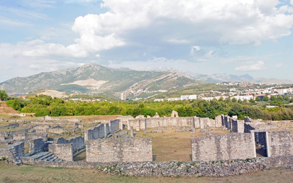 Ruiny starożytnej Salony w Solinie z górami Kozjak w tle