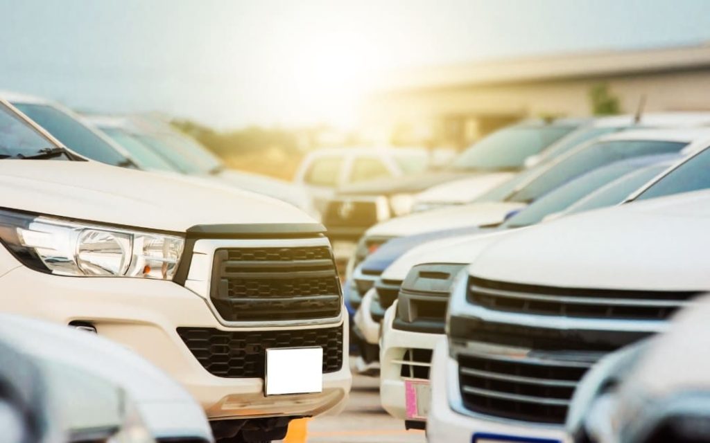 Samochody osobowe zaparkowane na parkingu wypożyczalni samochodów