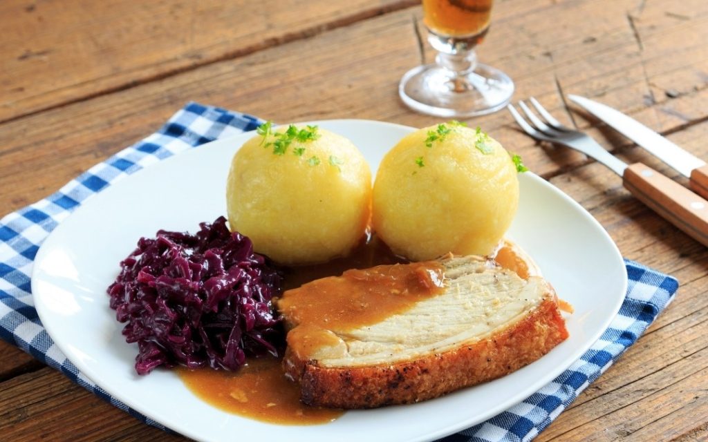 Schweinebraten z kluskami ziemniaczanymi i czerwoną kapustą