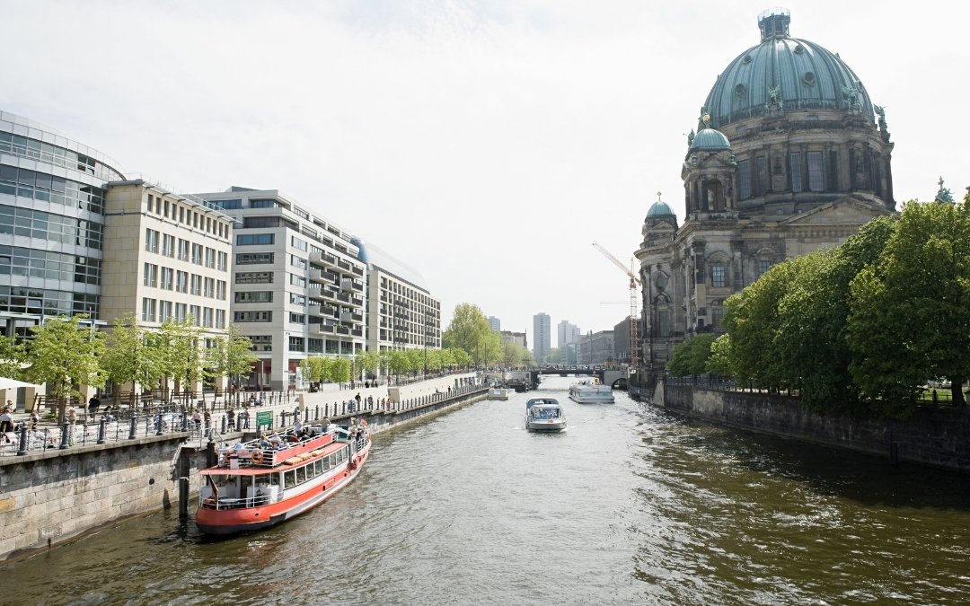 Sprewa przy Wyspie Muzeów z widokiem na Berliner Dom