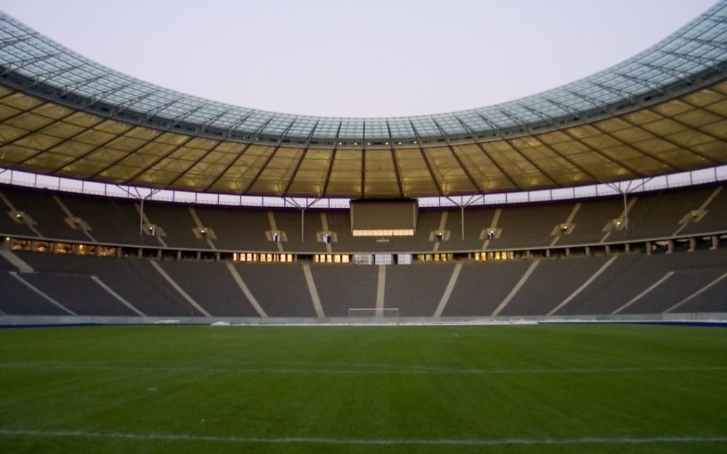 Środek stadionu olimpijskiego ujęty z boiska
