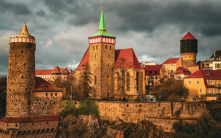 Stare miasto w Budziszynie z kamiennymi murami i zabytkowymi wieżami