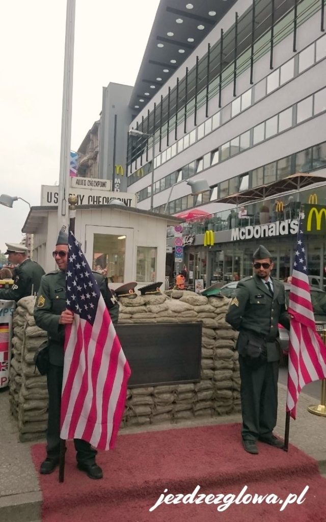 Strażnicy z flagami USA przy Checkpoint Charlie w Berlinie
