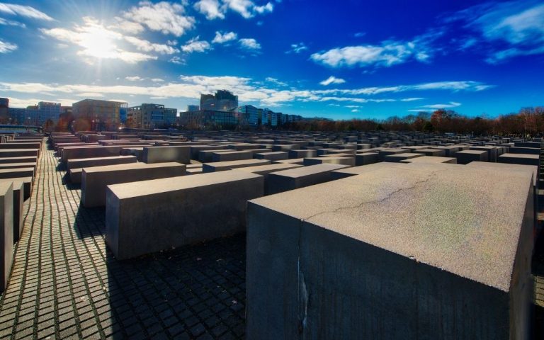 Szare stele Memoriału Holokaustu w centrum Berlina