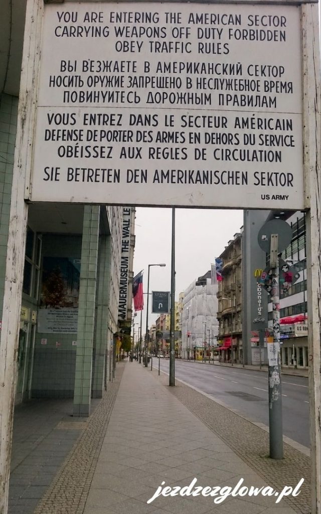 Tablica sektora amerykańskiego przy Checkpoint Charlie w Berlinie
