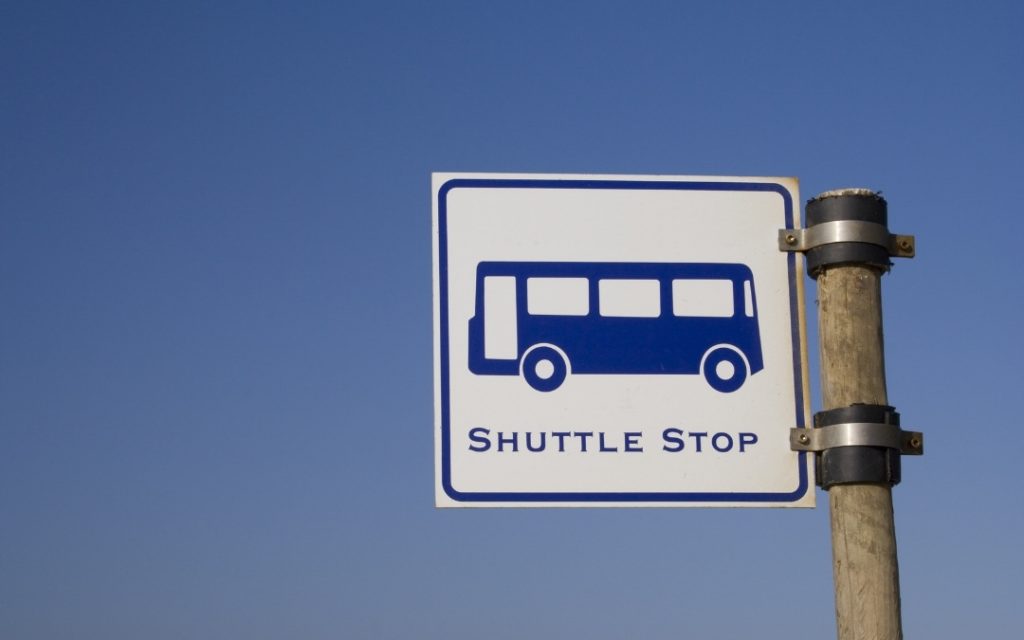 Tablica shuttle stop oznaczająca przystanek autobusu transferowego