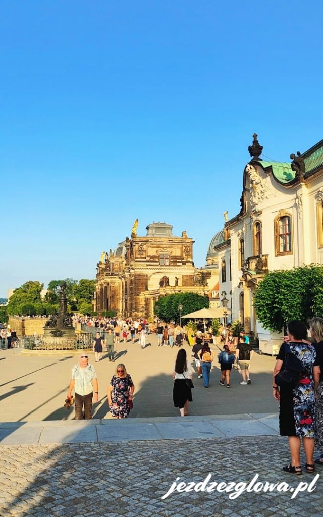 Tarasy Brühla w Dreźnie z Akademią Sztuk Pięknych i pomnikiem Carla Marii von Webera