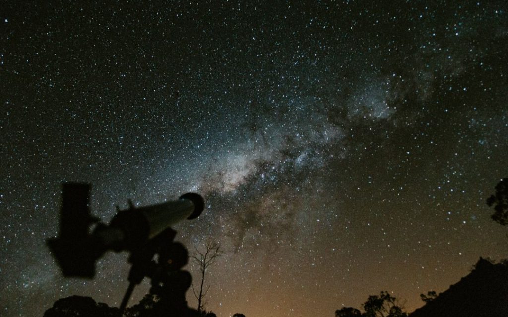 Teleskop na tle nocnego nieba
