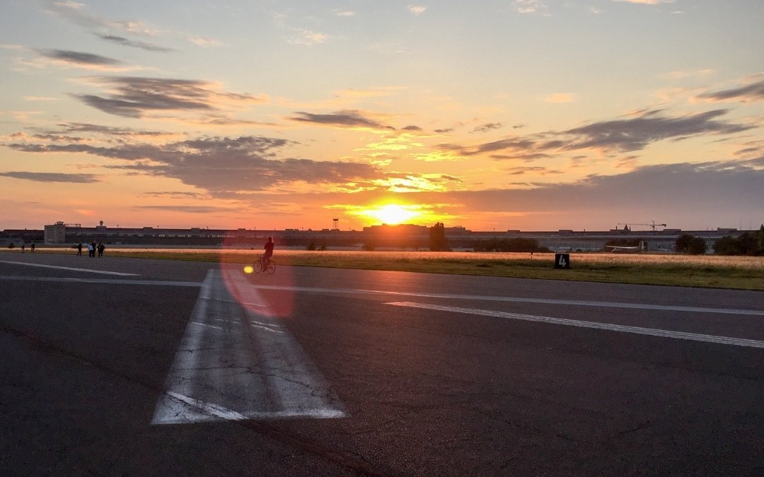 Tempelhofer Feld o zachodzie słońca na dawnym lotnisku Tempelhof