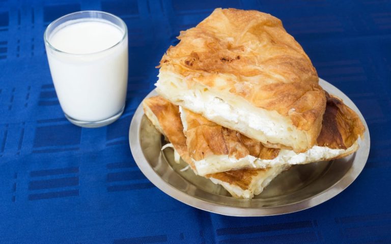 Tradycyjny burek z serem i jogurtem, popularne śniadanie w Chorwacji