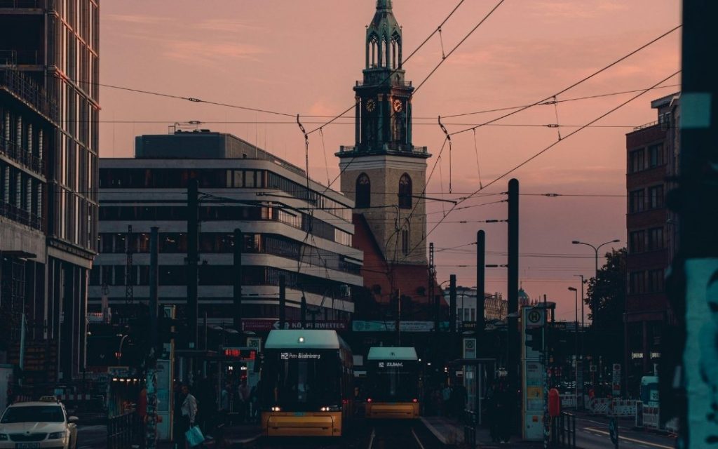 Tramwaje przy Alexanderplatz z widokiem na Kościół Mariacki w Berlinie