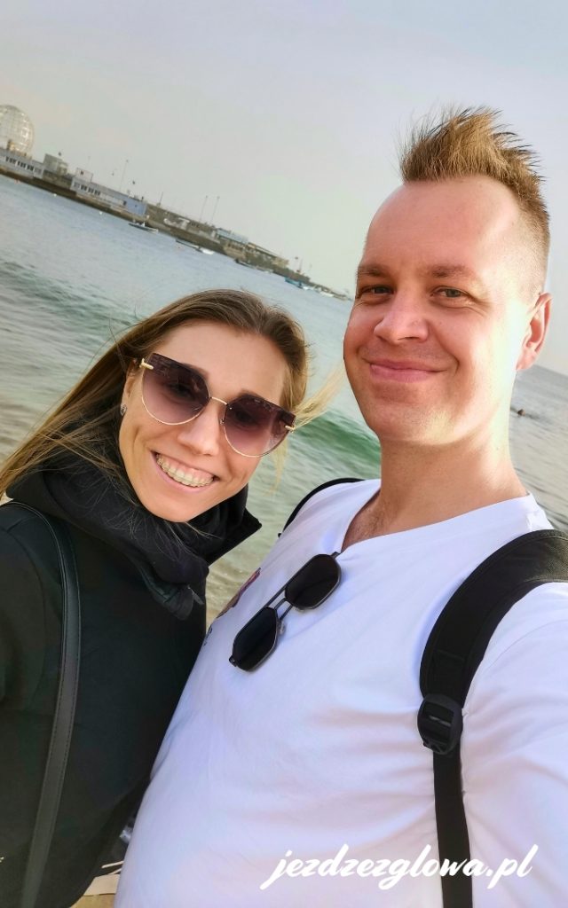 Turyści na plaży na Gran Canarii z oceanem w tle