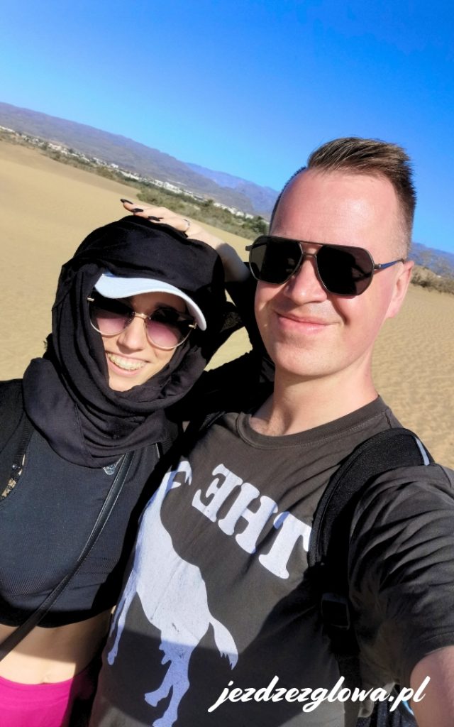 Turyści podczas spaceru po wydmach Maspalomas