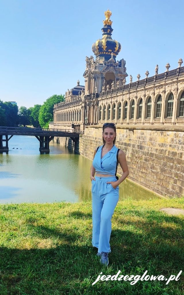 Turystka przy Zwinger w Dreźnie