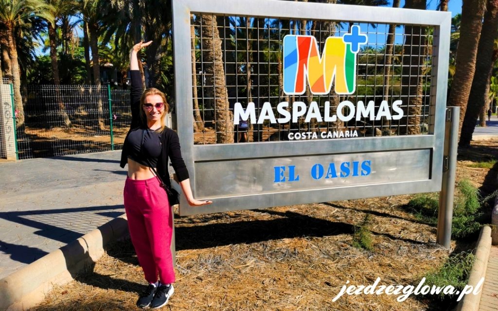 Turystka przy wejściu do El Oasis w Maspalomas na Gran Canarii