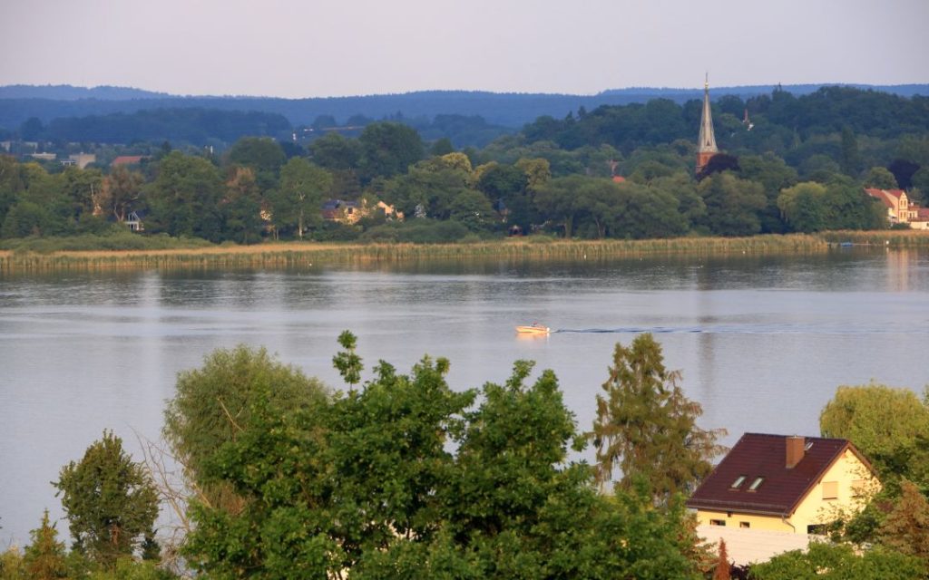 Werder nad Hawelą z widokiem na jezioro