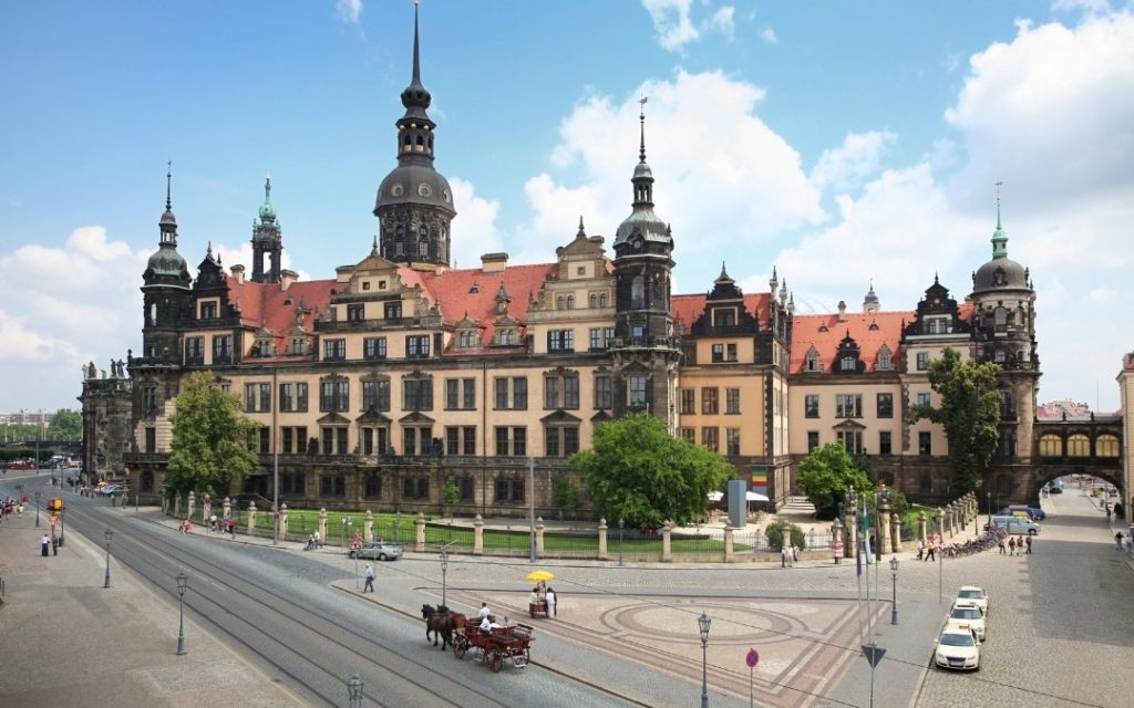 Widok na Residenzschloss w Dreźnie z placem i dorożką przed zamkiem